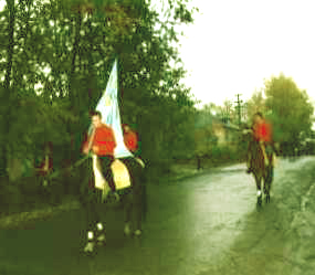 Флаг школы во главе колонны (на лихом коне